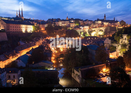 LUX, Luxemburg, Luxemburg-Stadt, Blick über Stadtteil Grund, die Kathedrale Notre-Dame (links) und die Kirche St. Michel Stockfoto