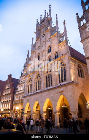 DEU, Deutschland, Nordrhein-Westfalen, Münster, das gotische Rathaus am Vordach Markt.  DEU, Deutschland, Nordrhein-Westf Stockfoto