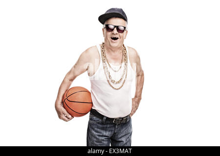 Fröhlichen Senior in hip Hop Kleidung hält einen Basketball und schaut in die Kamera, die isoliert auf weißem Hintergrund Stockfoto