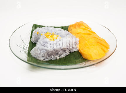 Mango klebriger Reis, süßes Dessert mit Kokosmilch auf weißem Hintergrund Stockfoto