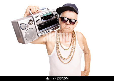 Ernst senior Rapper hält einen Ghetto-Blaster über seine Schulter und schaut in die Kamera, die isoliert auf weißem Hintergrund Stockfoto