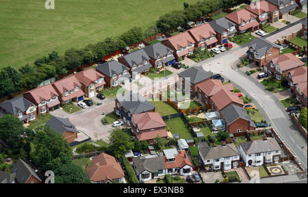 Luftbild der Neuen und Alten Häuser auf einer Wohnsiedlung in Großbritannien Stockfoto