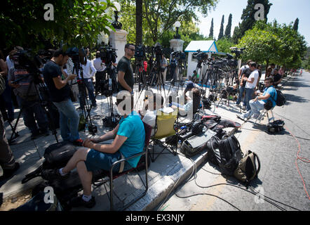 Athen, Griechenland, 6. Juli 2015. Journalisten warten für eine Erklärung von Griechenlands Ministerpräsident Tsipras vor Präsidentenpalast in Zentral-Athen, Griechenland, 6. Juli 2015. Griechenlands Finanzminister zurückgetreten nach SundayÕs Referendum, in dem die Mehrheit der Wähler mehr Sparmaßnahmen im Tausch gegen eine andere finanzielle Rettungsaktion "Nein" gesagt. Foto: Kay Nietfeld/Dpa/Alamy Live News Stockfoto