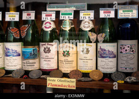 DEU, Deutschland, Rheinland-Pfalz, Beilstein an der Mosel, Schaufenster mit Weinflaschen.  DEU, Deutschland, Rheinla Stockfoto