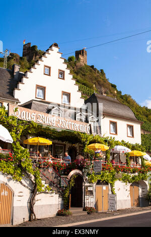 DEU, Deutschland, Rheinland-Pfalz, Beilstein an der Mosel, Restaurants am Ufer der Mosel, Burgruine B Stockfoto