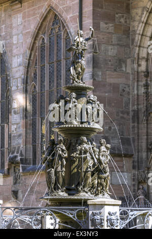 Tugendbrunnen Tugenden Brunnen, Spätrenaissance, von Benedict Wurzelbauer von 1584 bis 1589, Altstadt, Nürnberg, mittlere Franc Stockfoto