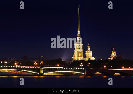 Russland, St. Petersburg, 20.06.2015: Peter und Paul Fortress hervorgehoben Trinity Bridge, dem Fluss Newa, Nachtlandschaft, Sicherheitsbeleuchtung Stockfoto