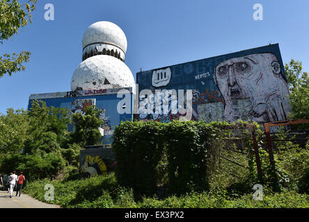 Graffiti auf dem Gelände der ehemaligen Kommunikationsstation der US-Streitkräfte auf den Teufelsberg fotografiert 2. Juli 2015 in Berlin, Deutschland. Die 114 Meter hohen Station, Teufelsberg wurde vor allem durch die National Security Agency (NSA) betrieben und diente als Teil der weltweiten Spionagesystem Echelon. Bis zu 1.500 Personen arbeiteten in drei Schichten um die Anlage im Jahr 1955 zu vervollständigen. Die britische und amerikanische Truppen konnte erkennen, Aktivität bis zu 700 km entfernt, zur Sammlung von Informationen über den Ostblock. Nach dem Fall der Berliner Mauer und dem Zusammenbruch des Warschauer Pakt-Staaten t Stockfoto