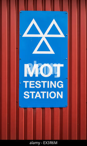 Ein Motor Verordnung Test (MOT) Station Zeichen in einer Garage im Vereinigten Königreich Stockfoto