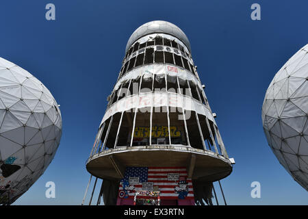 Die stark beschädigten Rumpf des ehemaligen Kommunikationsstation Teufelsberg. Graffitti erstreckt sich das Gelände des ehemaligen Kommunikationsstation der US-Streitkräfte fotografiert 2. Juli 2015 in Berlin, Deutschland. Die 114 Meter hohen Station, Teufelsberg wurde vor allem durch die National Security Agency (NSA) betrieben und diente als Teil der weltweiten Spionagesystem Echelon. Bis zu 1.500 Personen arbeiteten in drei Schichten um die Anlage im Jahr 1955 zu vervollständigen. Die britische und amerikanische Truppen konnte erkennen, Aktivität bis zu 700 km entfernt, zur Sammlung von Informationen über den Ostblock. Nach dem Fall der B Stockfoto