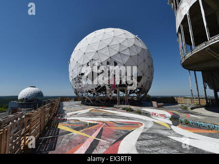 Die stark beschädigten Rumpf des ehemaligen Kommunikationsstation Teufelsberg. Graffitti erstreckt sich das Gelände des ehemaligen Kommunikationsstation der US-Streitkräfte fotografiert 2. Juli 2015 in Berlin, Deutschland. Die 114 Meter hohen Station, Teufelsberg wurde vor allem durch die National Security Agency (NSA) betrieben und diente als Teil der weltweiten Spionagesystem Echelon. Bis zu 1.500 Personen arbeiteten in drei Schichten um die Anlage im Jahr 1955 zu vervollständigen. Die britische und amerikanische Truppen konnte erkennen, Aktivität bis zu 700 km entfernt, zur Sammlung von Informationen über den Ostblock. Nach dem Fall der B Stockfoto