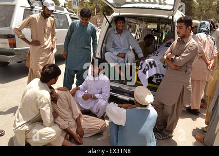 Quetta, Pakistan. 6. Juli 2015. Menschen trauern über den Tod ihrer Angehörigen neben einen Krankenwagen nach einer Attacke im Südwesten Pakistans Quetta am 6. Juli 2015. Mindestens vier Personen, darunter ein Polizist getötet und zwei weitere verletzt in zwei separaten Zwischenfällen von Feuern in Pakistans Südwest Quetta Stadt am Montag, lokale Medien und Polizei sagte. Bildnachweis: Asad/Xinhua/Alamy Live-Nachrichten Stockfoto