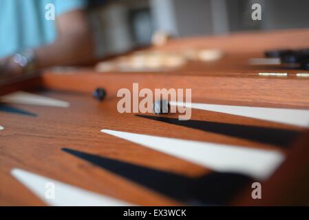 Backgammon-Brett mit rollenden Würfeln Stockfoto