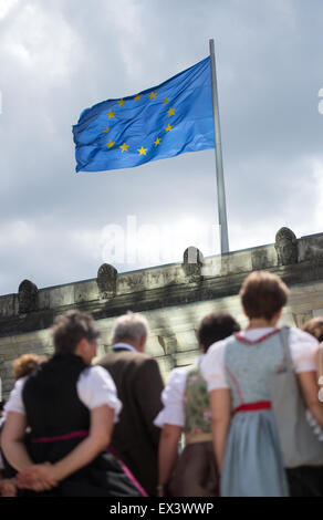 Berlin, Deutschland. 6. Juli 2015. Eine Flagge der Europäischen Union fliegt auf dem Dach des Reichstags, der deutsche Parlamentsgebäude mit dunklen Wolken schweben, in Berlin, Deutschland, 6. Juli 2015. Foto: Bernd von Jutrczenka/Dpa/Alamy Live News Stockfoto