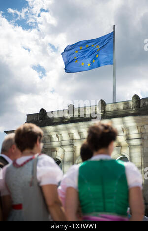 Berlin, Deutschland. 6. Juli 2015. Eine Flagge der Europäischen Union fliegt auf dem Dach des Reichstags, der deutsche Parlamentsgebäude mit dunklen Wolken schweben, in Berlin, Deutschland, 6. Juli 2015. Foto: Bernd von Jutrczenka/Dpa/Alamy Live News Stockfoto