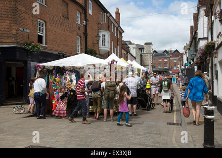 Markthändler auf The Square Winchester UK während der jährlichen Messe Hut Stockfoto