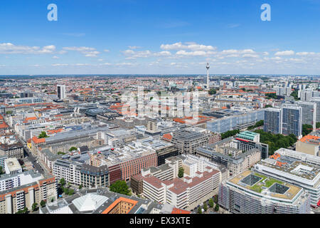 Tagsüber Skyline-Blick auf Berlin mit Fernsehturm oder Fernsehturm in Deutschland