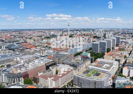 Tagsüber Skyline-Blick auf Berlin mit Fernsehturm oder Fernsehturm in Deutschland