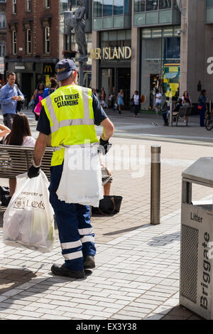 Arbeiter aus Leeds City Council City Centre Reinigung Team Behälter entleeren und sammeln Müll auf Briggate in der Nähe von Trinity Zentrum Stockfoto