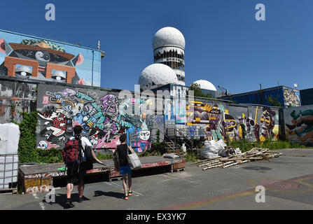 Graffiti auf dem Gelände der ehemaligen Kommunikationsstation der US-Streitkräfte auf den Teufelsberg fotografiert 2. Juli 2015 in Berlin, Deutschland. Die 114 Meter hohen Station, Teufelsberg wurde vor allem durch die National Security Agency (NSA) betrieben und diente als Teil der weltweiten Spionagesystem Echelon. Bis zu 1.500 Personen arbeiteten in drei Schichten um die Anlage im Jahr 1955 zu vervollständigen. Die britische und amerikanische Truppen konnte erkennen, Aktivität bis zu 700 km entfernt, zur Sammlung von Informationen über den Ostblock. Nach dem Fall der Berliner Mauer und dem Zusammenbruch des Warschauer Pakt-Staaten t Stockfoto