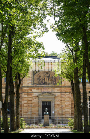 Bayreuth, Deutschland. 4. Juli 2015. Die Villa Wahnfried hinter einem Zaun in Bayreuth, Deutschland, 4. Juli 2015 zu sehen. Das Richard-Wagner-Museum wird neben den Beginn der Bayreuther Festspiele wiedereröffnet werden. Foto: Nicolas Armer/Dpa/Alamy Live News Stockfoto