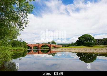 Brücke über den Fluss Eden in der Nähe von Lazonby, Eden Valley, Cumbria, England UK Stockfoto