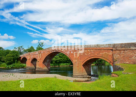 Brücke über den Fluss Eden in der Nähe von Lazonby, Eden Valley, Cumbria, England UK Stockfoto