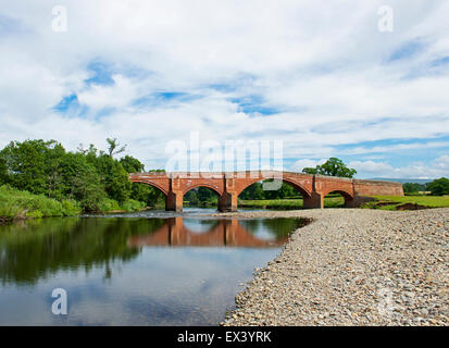 Brücke über den Fluss Eden in der Nähe von Lazonby, Eden Valley, Cumbria, England UK Stockfoto