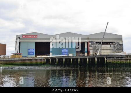 BAE Schiffbau Schuppen an der Seite des River Clyde in Glasgow, Schottland, Großbritannien Stockfoto