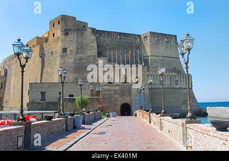 Neapel, Italien - Juli 3:Castel OVO ist benannt nach ein Ei versteckt, die die ganze Festung Stand gehalten. Sein Scheitern hätte Stockfoto