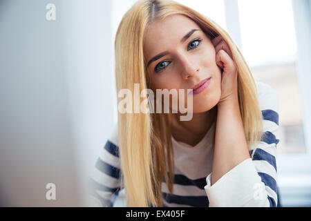 Porträt einer jungen charmanten Frau Blick in die Kamera Stockfoto