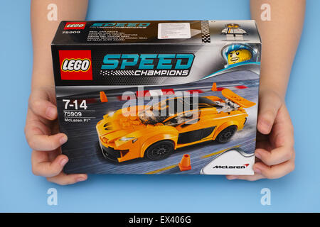 Tambow, Russische Föderation - 4. März 2015 LEGO Geschwindigkeit Champions Box mit McLaren P1 in Kinder-Händen. Studio gedreht. Stockfoto