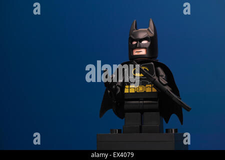 Tambow, Russische Föderation - 8. Juni 2015 LEGO Batman Minifigur mit Batarangs auf blauem Hintergrund. LEGO DC Comics Superhelden Stockfoto