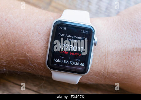 Zusammenfassung der Dow Jones Industrial Average Börsenentwicklung zeigt auf eine Apple Watch Stockfoto