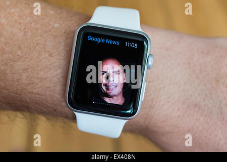 Google News-app zeigt Rücktritt des griechischen Finanzministers Yanis Varoufakis auf einem Apple Watch Stockfoto