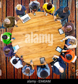 Gruppe von multiethnischen Menschen verbunden sind digitale Geräte-Konzept Stockfoto