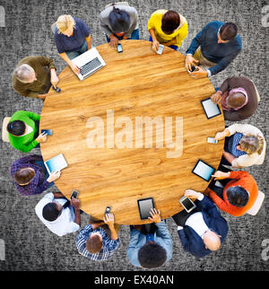 Gruppe von multiethnischen Menschen verbunden sind digitale Geräte-Konzept Stockfoto