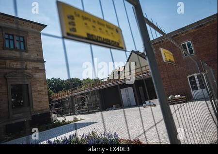 Bayreuth, Deutschland. 4. Juli 2015. Die Villa Wahnfried hinter einem Zaun in Bayreuth, Deutschland, 4. Juli 2015 zu sehen. Das Richard-Wagner-Museum wird neben den Beginn der Bayreuther Festspiele wiedereröffnet werden. Foto: Nicolas Armer/Dpa/Alamy Live News Stockfoto