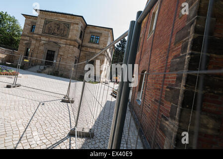 Bayreuth, Deutschland. 4. Juli 2015. Die Villa Wahnfried hinter einem Zaun in Bayreuth, Deutschland, 4. Juli 2015 zu sehen. Das Richard-Wagner-Museum wird neben den Beginn der Bayreuther Festspiele wiedereröffnet werden. Foto: Nicolas Armer/Dpa/Alamy Live News Stockfoto