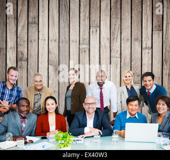 Erwachsene Gruppe von Personen Besatzung lächelnd Konzept Stockfoto