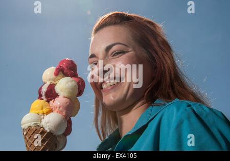 Berlin, Deutschland. 1. Juli 2015. ILLUSTRATION - 27-j hrige Nicole posiert mit einem gigantischen Stapel Eisportionierer in Berlin, Deutschland, 1. Juli 2015. Foto: Paul Zinken/Dpa/Alamy Live News Stockfoto