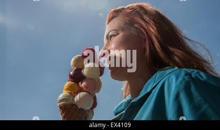 Berlin, Deutschland. 1. Juli 2015. ILLUSTRATION - 27-j hrige Nicole posiert mit einem gigantischen Stapel Eisportionierer in Berlin, Deutschland, 1. Juli 2015. Foto: Paul Zinken/Dpa/Alamy Live News Stockfoto