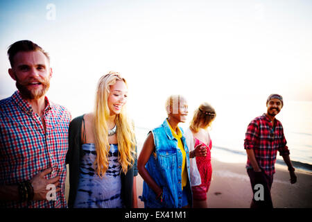 Diverse Sommer Freunde Strandvergnügen Concept Bonden Stockfoto