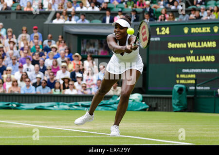 Wimbledon, Großbritannien. 6. Juli 2015. Das Tennisturnier von Wimbledon. Damen Einzel viertes Vorrundenspiel zwischen topgesetzte Serena Williams (USA) und 16. Samen Venus Williams (USA). Venus Williams in Aktion Credit: Action Plus Sport/Alamy Live News Stockfoto