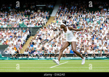 Wimbledon, Großbritannien. 6. Juli 2015. Das Tennisturnier von Wimbledon. Damen Einzel viertes Vorrundenspiel zwischen topgesetzte Serena Williams (USA) und 16. Samen Venus Williams (USA). Venus Williams in Aktion Credit: Action Plus Sport/Alamy Live News Stockfoto