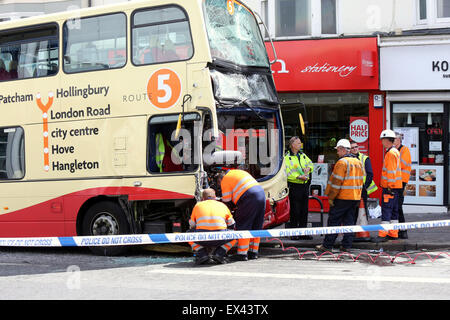 Brighton, West Sussex, UK. 6. Juli 2015. Zeigt die Szene der GV waren zwei Menschen lebensgefährliche Verletzungen erlitten haben und drei wurden schwer verletzt bei einem Crash zwischen zwei Bussen im Zentrum von Brighton.   Notdienste wurden zu Queens Road, in der Nähe der Uhrturm am 09:22 am Montag (6 Juli) genannt. Es wurde eine größere Zwischenfälle von Rettungsdienst und Polizei erklärt. Die beiden Busse haben nun wiederhergestellt. Bildnachweis: Uknip / Alamy Live News Stockfoto