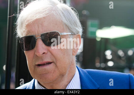 Wimbledon London, UK. 6. Juli 2015. Ehemalige Wimbledon-Sieger, der den Gentlemens-Titel im Jahre 1973 gewann Jan Kodes (Cze) kommt am Tag sieben der Wimbledon Tennis Championships Credit: Amer Ghazzal/Alamy Live-Nachrichten Stockfoto