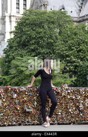 Balletttänzerin auf Pont des Arts.Love Lock Bridge.Paris.Frankreich.Blick auf Notre Dame vor dem Feuer im april 2019 Stockfoto