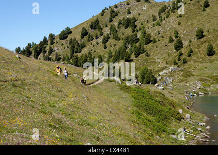 Gruppe von Menschen Wandern bergauf in Pila in den Alpen, Valle d ' Aosta, Italien Stockfoto