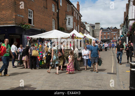 Markthändler auf The Square Winchester UK während der jährlichen Messe Hut Stockfoto